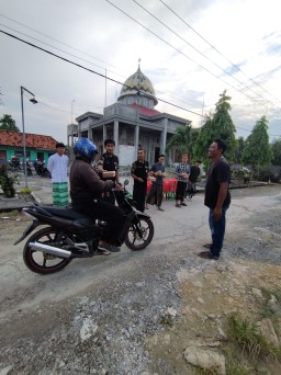 Karang Taruna Bintang Pemuda Kedung Bulu Bagi Takjil dan Berbuka Puasa