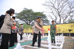 Polres Madiun Gelar Ziarah Peringati Hari Bhayangkara ke-78 di Taman Makam Pahlawan  
