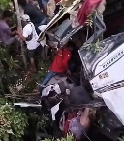 Bus PO MIRA Tabrak Pohon dan Masuk Parit di Ngawi, 1 Orang Tewas