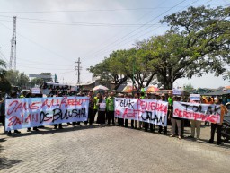 Jalan Desa Diklaim, Warga Bulusari Marah, Layangkan Aksi Protes ke Pemkab 