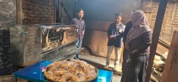 PKM Dosen UNESA Mengenalkan Oven Hemat Energi kepada UMKM Roti Ikan di Desa Setro