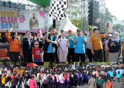 Kang Giri Berangkatkan Jalan Sehat World Clean Up Day Kolaborasi Cabdindik dan Kemenag