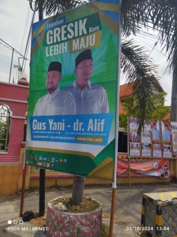 Baliho Paslon Bupati Gresik Mejeng Di Depan Kantor Desa Sukowati, KPU Dituding Ada Keberpihakan