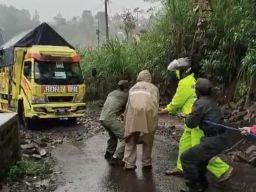 Terjebak Jalan Rusak. Truk Muat Logistik Pilkada Kabupaten Pasuruan Terlambat