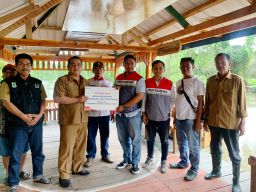 Pertamina Patra Niaga RJBB Salurkan Bantuan Kepada Masyarakat Terdampak Banjir Rob di Desa Sadari