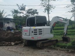 Bos PT RMS Bantu Turunkan Excavator Tangani Banjir di Jeruk Purut