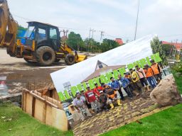 Hijaukan Komplek Perkantoran Raci. Pj. Bupati Pasuruan Tanam 99 Pohon Pule