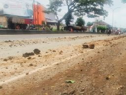 Tanah Urug dari Proyek Pematangan di Sukorejo Tercecer Dijalan. Mengancam Keselamatan Pengendara