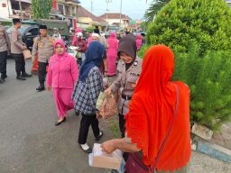 Tebar Kebaikan di Bulan Ramadan. Polsek Gadingrejo Bagikan Ratusan Takjil