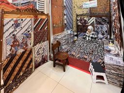 Setia Pada Lilin, Bukan Printing: Dimas Batik Jadi Penjaga Terakhir Batik Tulis Tasikmalaya