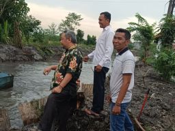 M Nizar, Anggota Komisi C DPRD Sidoarjo Tinjau Proyek Normalisasi Sungai di Desa Watugolong
