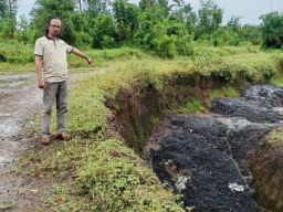 Kades Sumber Banteng Bantah Buang Limbah Diduga B3 di Bekas Galian Tambang