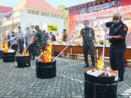 Kejari Pasuruan Musnahkan Barbuk dari 242 Perkara. Hanya Perkara Sabu 3 Kg masih Proses Sidang