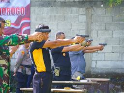 Latihan Menembak Bersama Warnai Peringatan Hari Bhayangkara ke-79 di Ponorogo