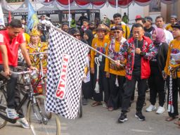 Ribuan Onthelis Ikuti Parade Sepeda Tua Nusantara ke-IV di Grebeg Suro 2025 di Ponorogo