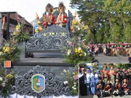 Dewa Shima SMKN 1 Ponorogo Tampil Pukau Penonton Pawai Lintas Sejarah Grebeg Suro 2025