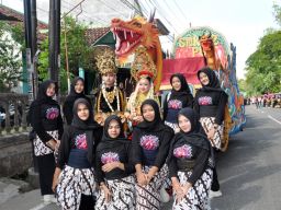 Pawai Lintas Sejarah Grebeg Suro, SMKN 2 Ponorogo Tampilkan Raja Rakai Wijaya