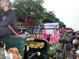 Bank Jatim Meriahkan Kirab Pusaka Pawai Lintas Sejarah Grebeg Suro 2025 Naik Kuda