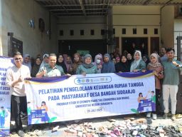 Dosen Ekonomi FEB Unesa Gelar Pelatihan Pengelolaan Keuangan Rumah Tangga di Desa Bangah