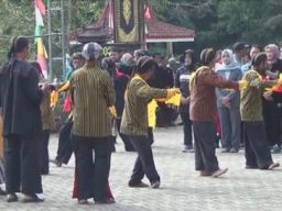 Tari Mapak Duto Satrio Sambut Peserta Porseni Desa Baosan Kidul