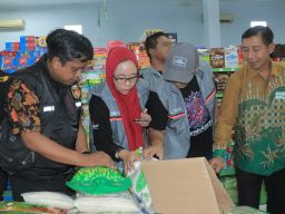 Lindungi Konsumen Polres Ponorogo Bersama Instansi Terkait Lakukan Pengecekan Kualitas Beras