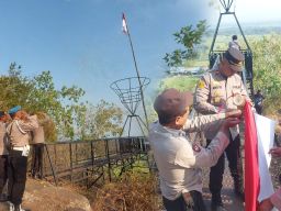 Jelang HUT RI KE 80 Polsek Sukorejo Kibarkan Bendera Merah Putih Di Gunung Mangge
