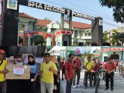 Ketua Ikasmada Ponorogo Serahkan Hadiah Utama di HUT SMAN 2 Ponorogo