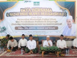 KH. Abdul Hanan Berikan Ijazah Kitab Silahul Mubalighin di Peresmian Politeknik Driyorejo