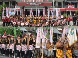 Jaga Warisan Budaya Lokal SMKN 1 Sawoo Ikuti Kirab Boyong Keprabon Kapanewon
