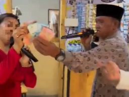 Video Kades Sumber Banteng Viral Nyawer LC di Sebuah Cafe. Terlibat Sejumlah Kasus?