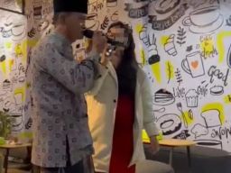 Viral Video Nyawer LC di Cafe. Camat Kejayan Panggil Kades Sumber Banteng
