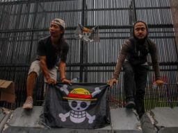 Demo 25 Agustus di DPR RI Ricuh, Massa Bawa Bendera One Piece
