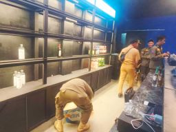 Satpol PP Sita Ribuan Miras Ilegal di Toko ULTRA Pandaan