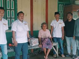 Karang Taruna Jrengik Ringankan Beban Hidup Nenek Lansia di Margantoko