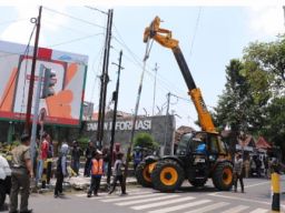 Pemkab Jombang Kembali Melaksanakan Kegiatan Penertiban Tiang Dan Kabel Fiber Optik