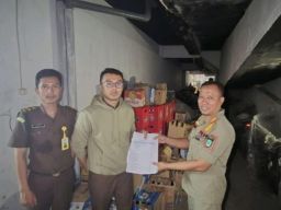 Sidang Tipiring, Pemilik Toko Penjual Miras ULTRA Pandaan Hanya Divonis Denda.