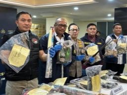 Polisi Tangkap 'Profesor R', Penyebar Tutorial Bom Molotov di WhatsApp Group