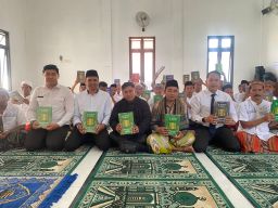 Wabup Sampang Serahkan 91 Al-Qur’an untuk Warga Binaan Rutan Sampang