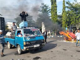Demo Anarkis di DPRD Sampang: Massa Bakar Fasilitas Umum dan Robohkan Pagar Gedung