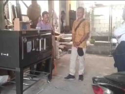 Universitas Wijaya Putra Dampingi UMKM di Desa Setro untuk Tingkatkan Produksi dan Pemasaran