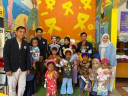 FMIPA UM Dampingi Anak Penderita Kangker Tetap Bersekolah di RSUD dr. Saiful Anwar