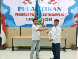 Ketua PWI Sampang Resmi Serahkan Simbol Kepemimpinan kepada Ketua Terpilih Periode 2025–2028