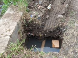 Pemasangan Tiang Dekat Jalan Raya. Proyek PJU di Pandaan-Bangil Dikeluhkan Warga dan Rawan Laka