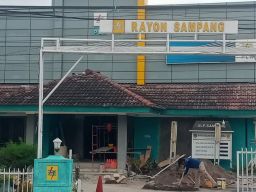 PLN Sampang Diduga Biarkan Sambungan Listrik Ilegal, Warga Bajrasokah Geruduk Kantor Rayon