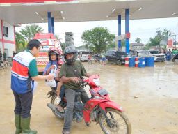 Pertamina Patra Niaga Bagikan Bantuan Kesehatan untuk Masyarakat serta Operator SPBU di Aceh Tamiang