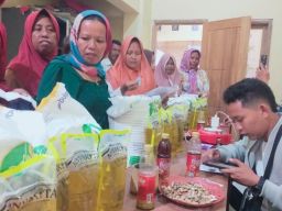 Program Bantuan Pangan 20 Kg Beras dan 4 Liter Minyak Goreng Disambut Gembira Warga Plampaan