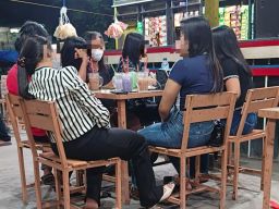 Mbak-mbak LC Kocar-Kacir di Obrak Petugas Gabungan. Warkop Plus Karaoke di Nogosari Tutup Permanen