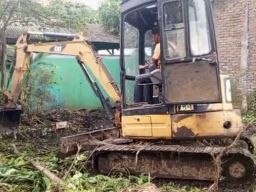 Atasi Pendangkalan Aliraan Sungai di Area SMPN 1 Gempol. Dinas SDA CITA Datangkan Excavator