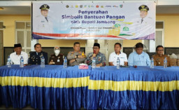Bupati Warsubi Salurkan Bantuan Pangan di Penghujung Tahun