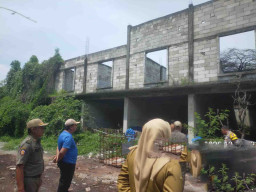 DLH Gresik Sidak ke Gudang Penimbunan Limbah B3 di Desa Banjarsari